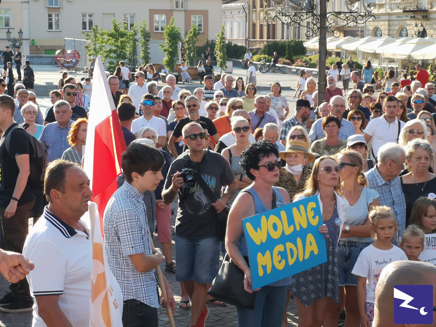 "Partyjny bełkot to nie informacja". Tłumy na rzeszowskim proteście w obronie TVN [ZDJĘCIA] - Zdjęcie główne