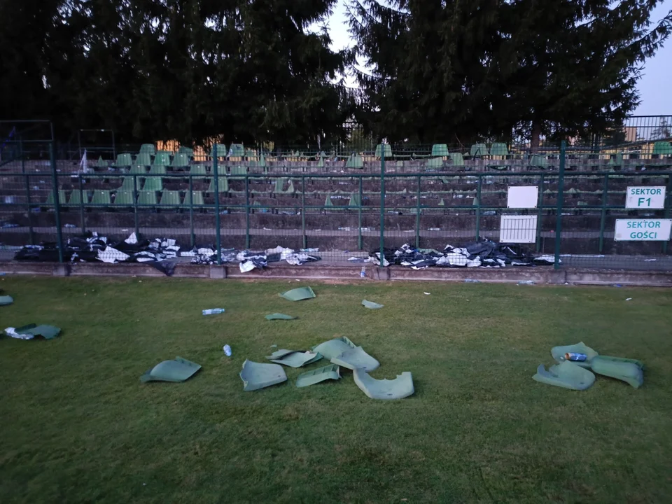 Zdemolowany sektor gości na Stadionie Miejskim w Tarnobrzegu! To efekt wizyty fanatyków Stali Mielec i Sandecji Nowy Sącz! - Zdjęcie główne