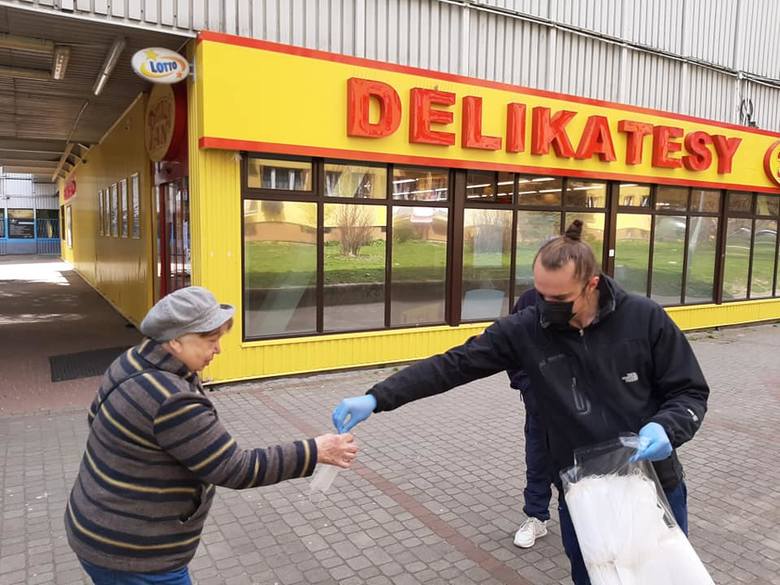 Członkowie przemyskiego stowarzyszenia rozdawali mieszkańcom maski [FOTO] - Zdjęcie główne