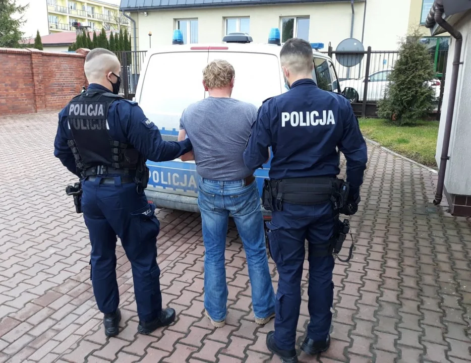 Atak koktajlem mołotowa na komendę policji w Brzozowie! Sprawca podpalił radiowóz i uciekł do swojego domu - Zdjęcie główne