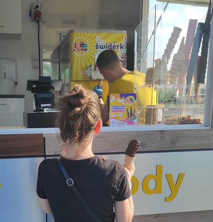 Lodolandia - budka przy Park Handlowy Tarnobrzeg. Ceny: świderki od 7,9 zł do 9,9 zł. Duży wybór deserów.