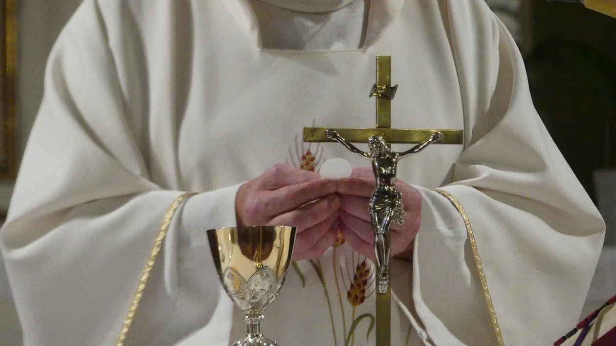 Głupota księdza? Namawiał pacjentów szpitala do odstąpienia od przyjmowania szczepionek przeciwko COVID-19! [WIDEO] - Zdjęcie główne