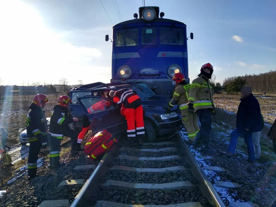 Makabryczny wypadek koło Kutna! Zderzenie auta z pociągiem! Nie żyje jedna osoba, ranne są dzieci! [ZDJĘCIA] - Zdjęcie główne
