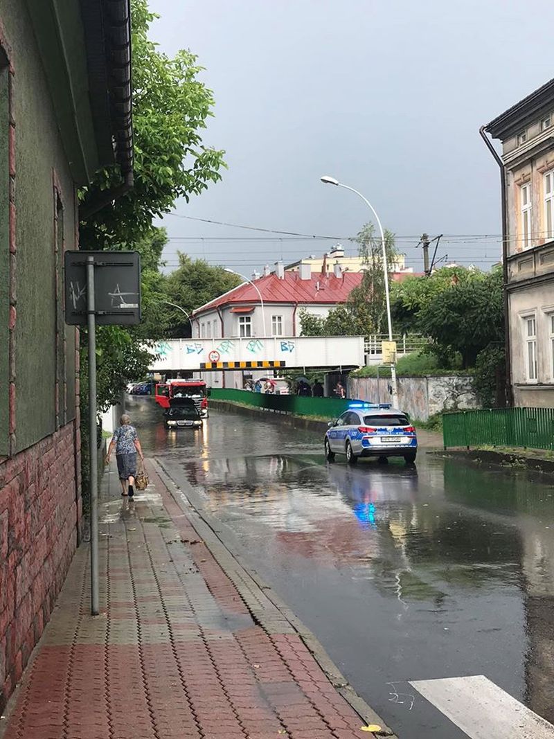 Zalane ulice po poniedziałkowej burzy w Przemyślu - Zdjęcie główne