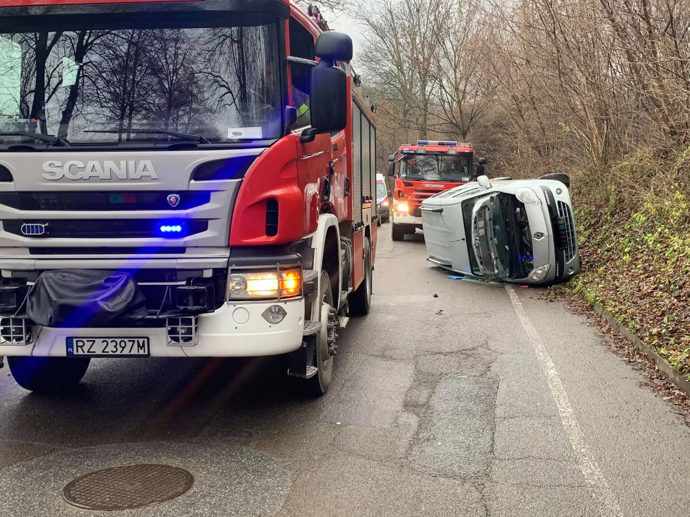 Z OSTATNIEJ CHWILI: Stracił panowanie nad pojazdem i wjechał na skarpę [FOTO] - Zdjęcie główne