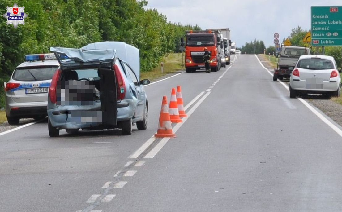 Z impetem uderzył w fiata. Jest dwoje poszkodowanych  - Zdjęcie główne