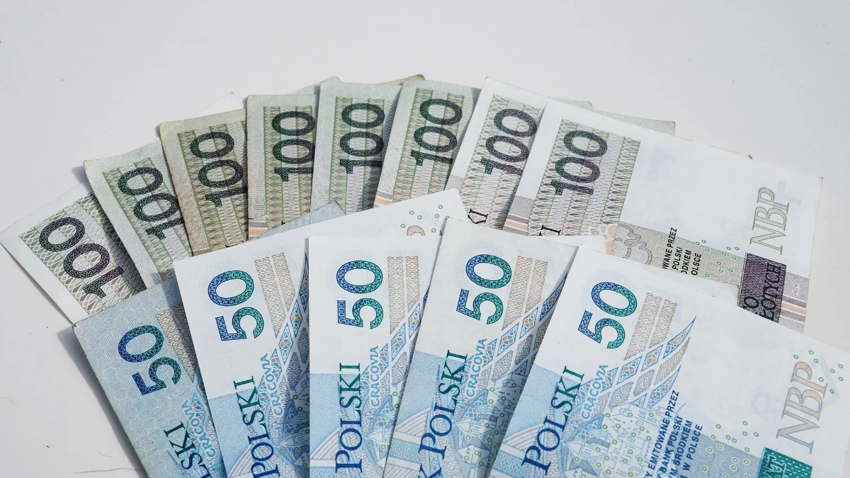 Nie uwierzysz, ile pieniędzy wyrzuciła przez balkon! Oszuści znów atakują - Zdjęcie główne