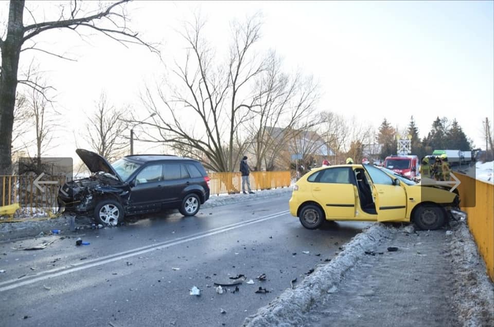 Wypadek w Brzeźnicy. 49-latka w szpitalu [ZDJĘCIA] - Zdjęcie główne