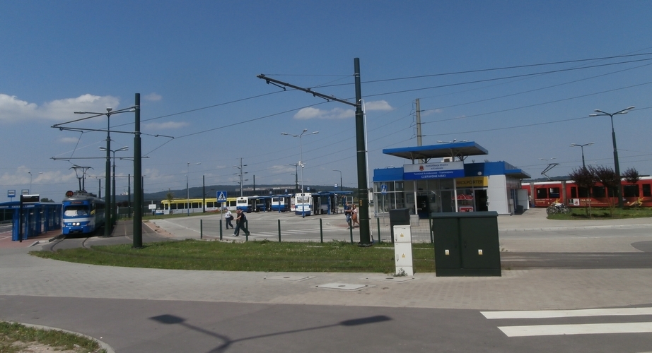 Tramwaj wypadł z torów w centrum miasta, jadąc na Czerwone Maki - Zdjęcie główne
