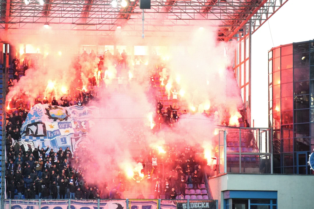 Kibice Stali Mielec w Krakowie. Tak wyglądała ich oprawa [ZDJĘCIA, WIDEO] - Zdjęcie główne