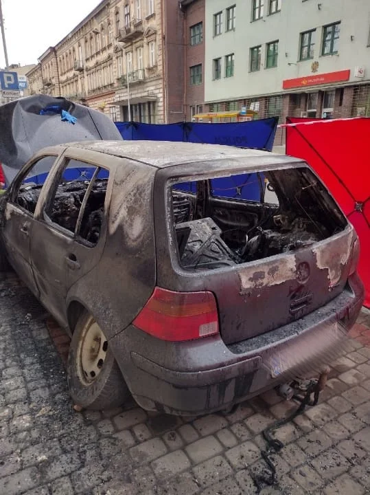 Pożar samochodu pod budynkiem Sądu Rejonowego w Przemyślu! W środku strażacy znaleźli ludzkie zwłoki! - Zdjęcie główne