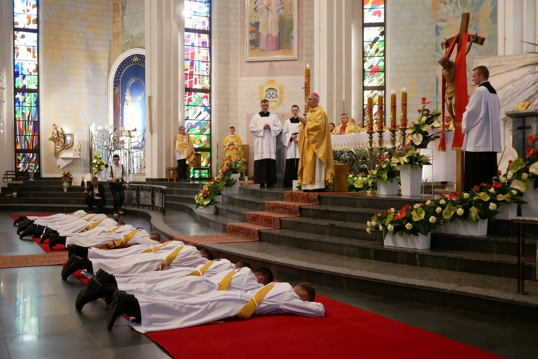 Jedenastu nowych księży w Diecezji Rzeszowskiej. Zobacz zdjęcia z uroczystego nabożeństwa - Zdjęcie główne