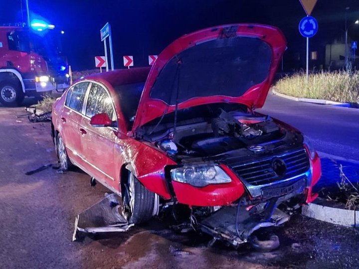 Auto przeleciało nad rondem! Lądowanie po kilkudziesięciu metrach! [ZDJĘCIA] - Zdjęcie główne