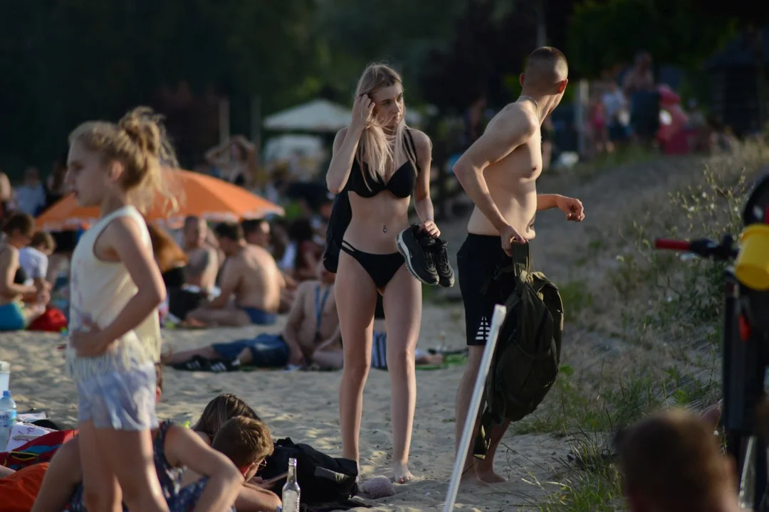 Gorąca niedziela nad Jeziorem Tarnobrzeskim. Kilkanaście tysięcy osób szukało ochłody [ZDJĘCIA] - Zdjęcie główne