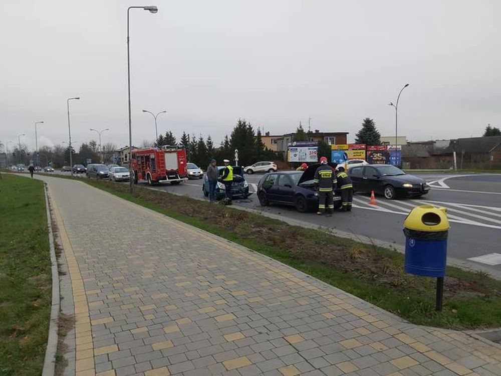 Zderzenie trzech aut w centrum Tarnobrzega - Zdjęcie główne