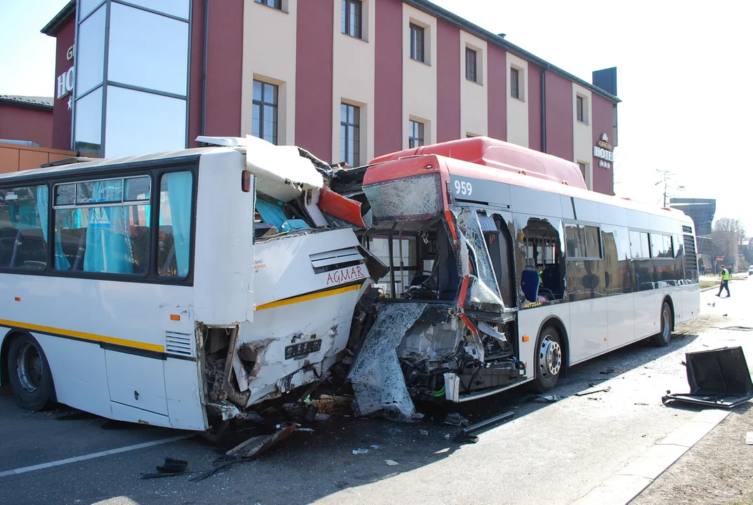 Zderzenie dwóch autobusów. Prezes MPK Rzeszów: "To doświadczony kierowca, niestety zawiodło zdrowie". Prokuratura rozpoczęła śledztwo [ZDJĘCIA] - Zdjęcie główne