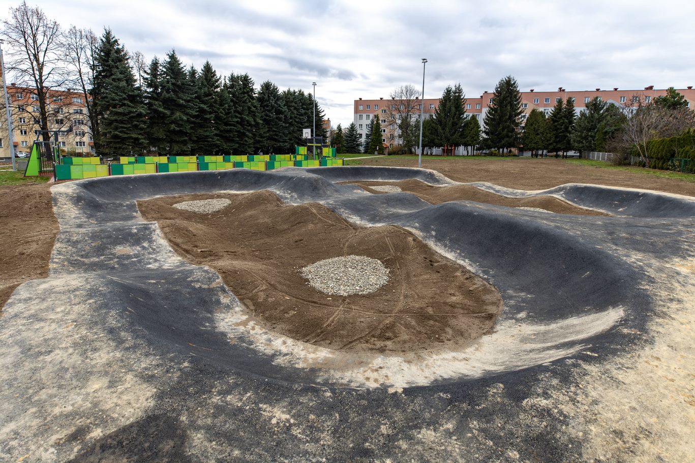 Na Baranówce powstaje tor do jazdy na rowerach, hulajnogach i deskorolkach. Pumptrack jest już prawie gotowy - Zdjęcie główne