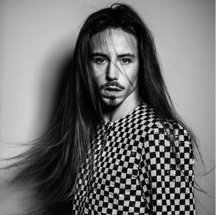 Michał Szpak z Jasła -  piosenkarz wykonujący muzykę inspirowaną brzmieniem z lat 80. i 90. minionego wieku. W 2011 roku wystąpił w X-Factor. Tam został zauważony. Reprezentował Polskę z utworem „Color of Your Life” w 61. Konkursie Piosenki Eurowizji w 2016. Jesienią 2019 rozpoczął trasę koncertową TheMoon Tour, której tematem przewodnim był problem katastrofy ekologicznej.