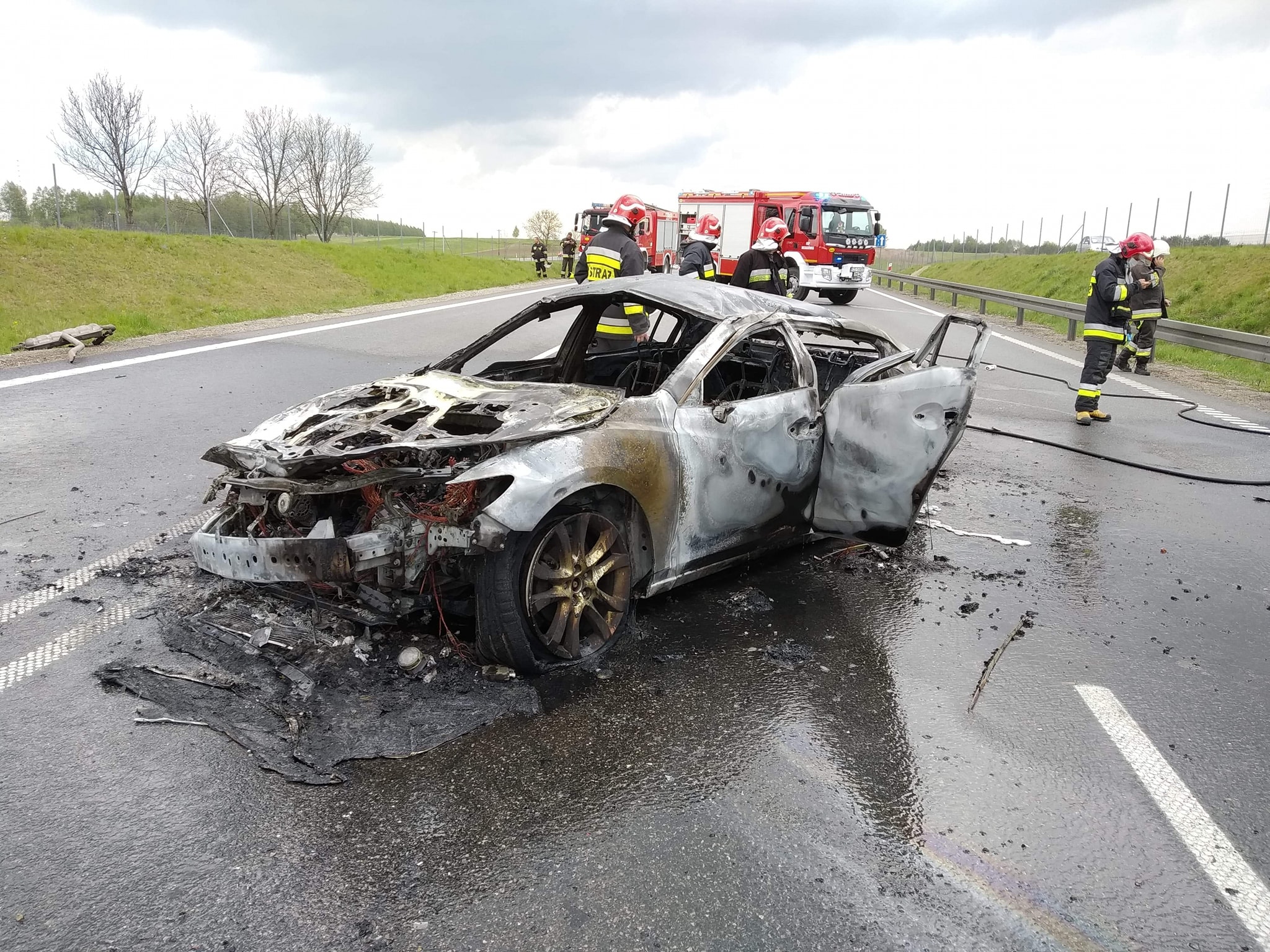 Samochód stanął w płomieniach. Jedna osoba ranna [FOTO] - Zdjęcie główne