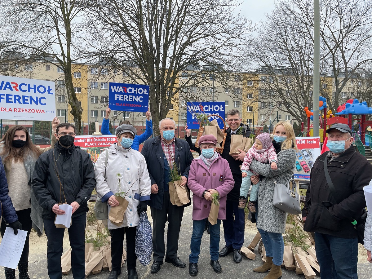 Festiwal obietnic na os. 1000-lecia w Rzeszowie. Marcin Warchoł: „Zobowiązuję się pomóc ze skargami na firmę Res-Drob” - Zdjęcie główne