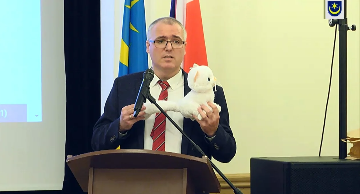 Pluszowy kot radnego Kamila Kalinki i punktowanie prezydenta Tarnobrzega Dariusza Bożka - Zdjęcie główne