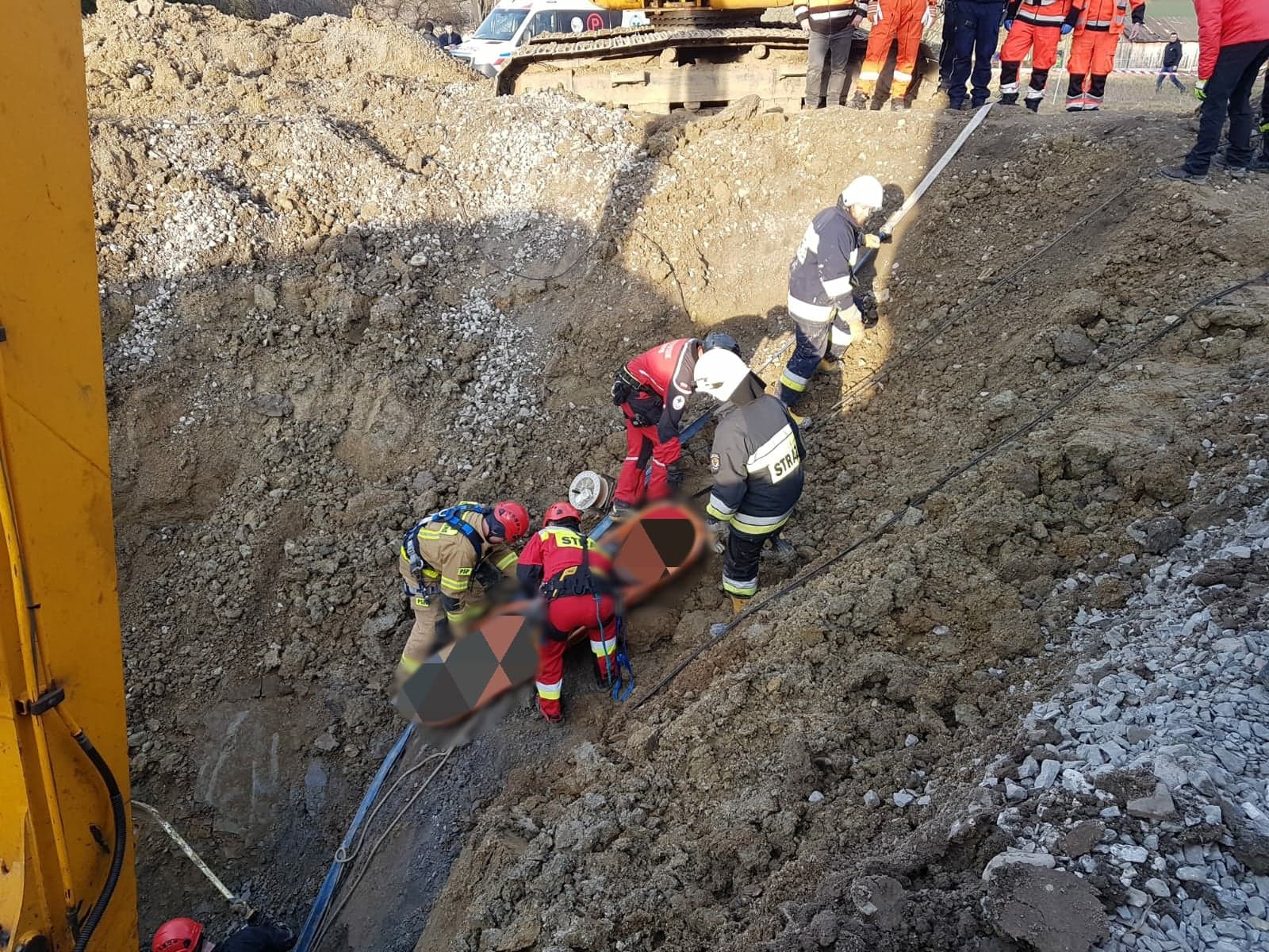 Przysypany ziemią na głębokość 5 metrów nie miał szans... [FOTO] - Zdjęcie główne