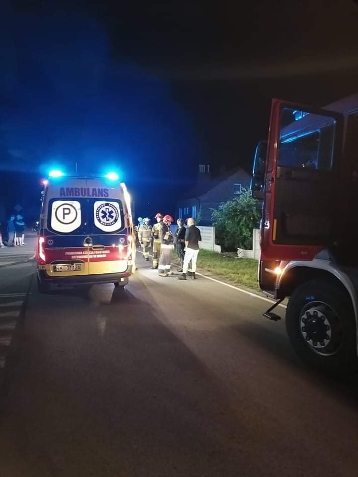 Auto wjechało w budynek gospodarczy