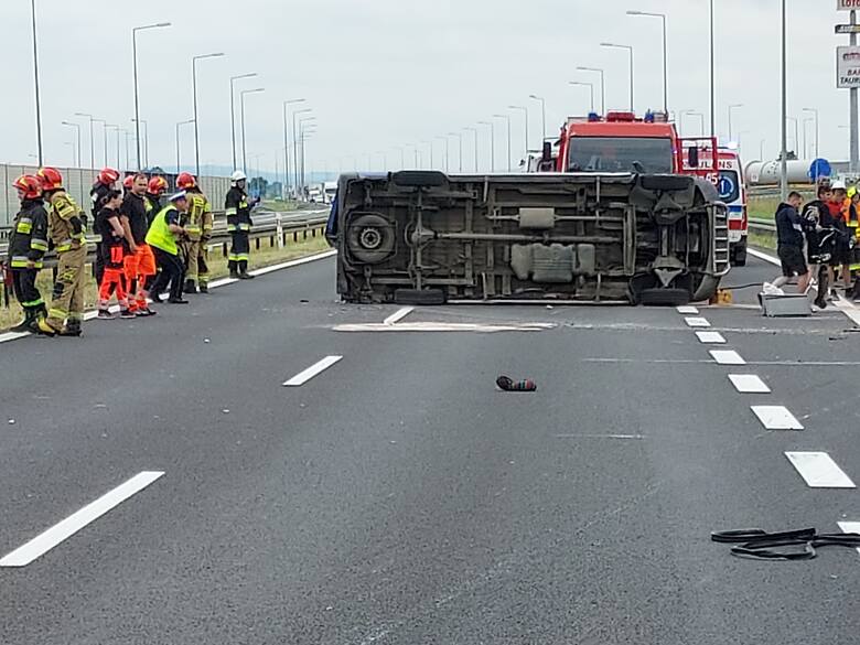 WYPADEK NA A4! Bus przewrócony na bok. Są ranni! [ZDJĘCIA