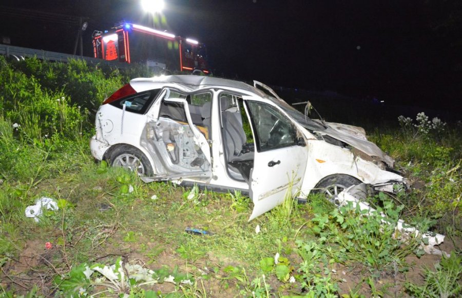 Auto spadło ze skarpy! Dwie osoby ranne - Zdjęcie główne