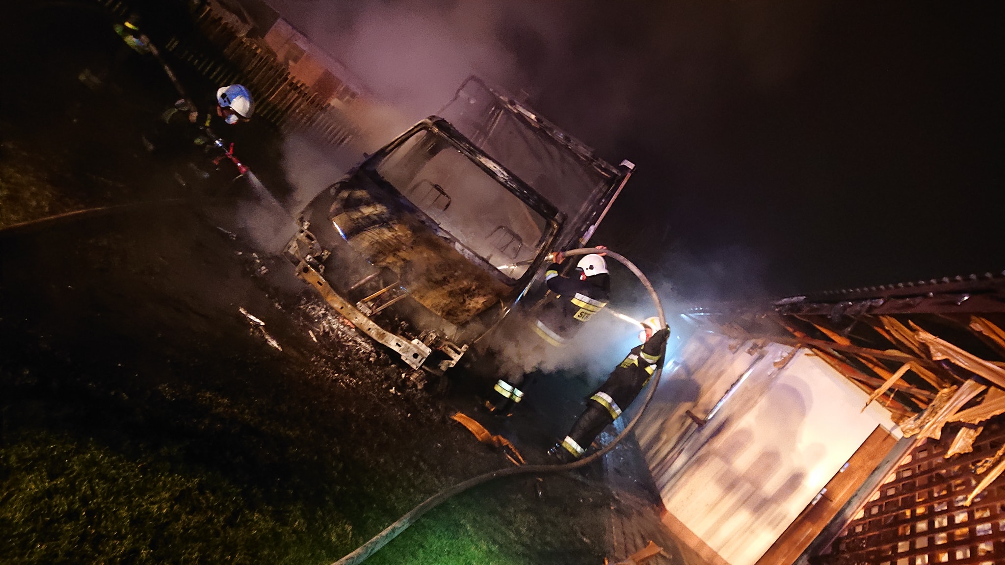 Ogień strawił auto i zajął dom [FOTO] - Zdjęcie główne