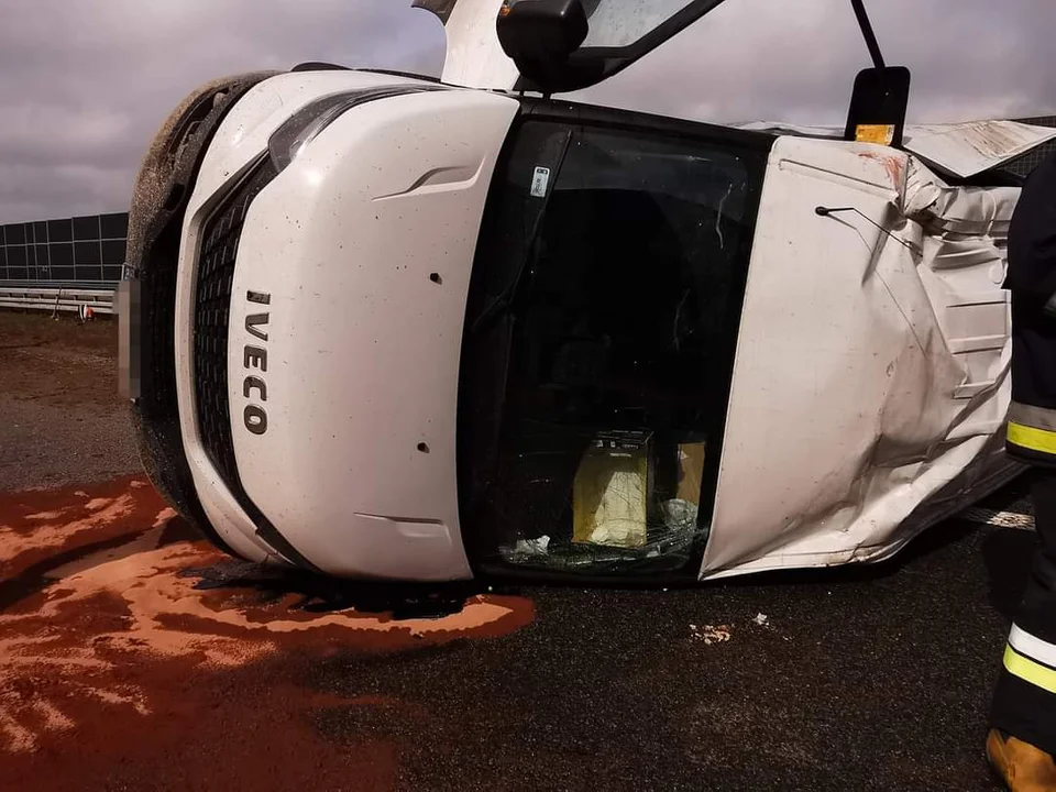 Dachowanie busa na autostradzie A4. Zobaczcie zdjęcia - Zdjęcie główne