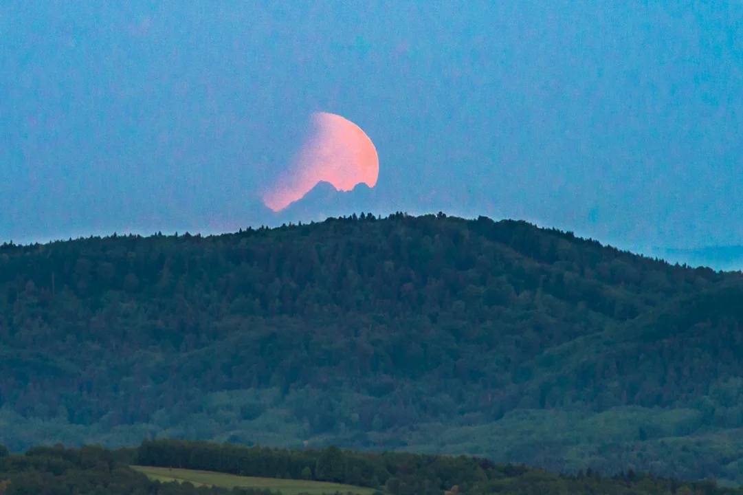 Kolejne piękne ujęcia zaćmienia Księżyca i Tatr z Podkarpacia. Tak to wyglądało z okolic Niebylca [ZDJĘCIA] - Zdjęcie główne