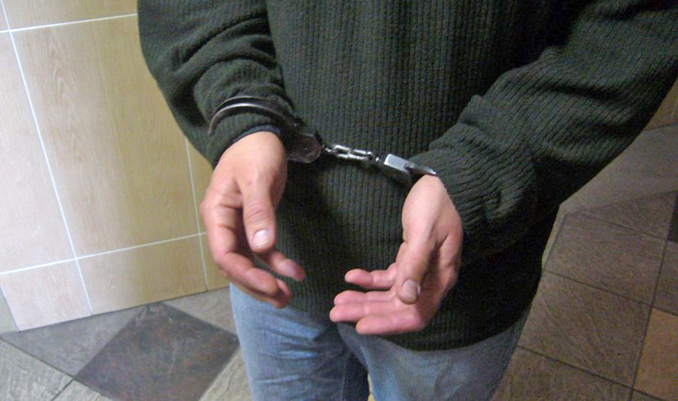 Jeden rzucał butelkami w blok. Drugi rzucił się na policjanta  - Zdjęcie główne