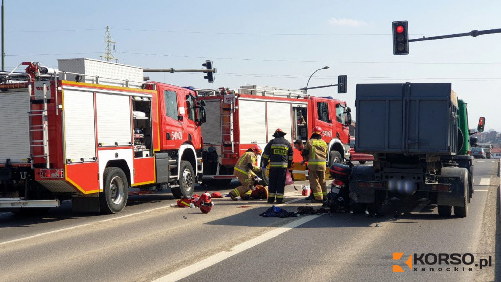 Wjechał skuterem pod ciężarówkę. Zginął na miejscu [FOTO VIDEO] - Zdjęcie główne