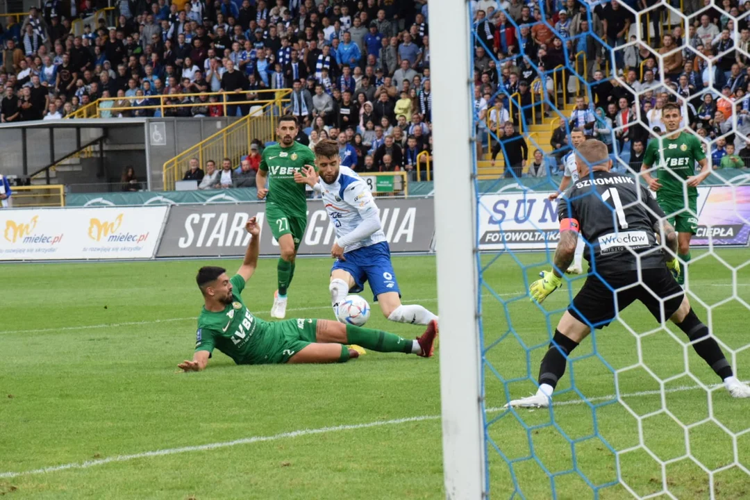 PKO BP Ekstraklasa: Do bólu skuteczna Stal Mielec wygrywa ze Śląskiem Wrocław. Kuriozalny gol samobójczy Javiera Hyjka [ZDJĘCIA] - Zdjęcie główne