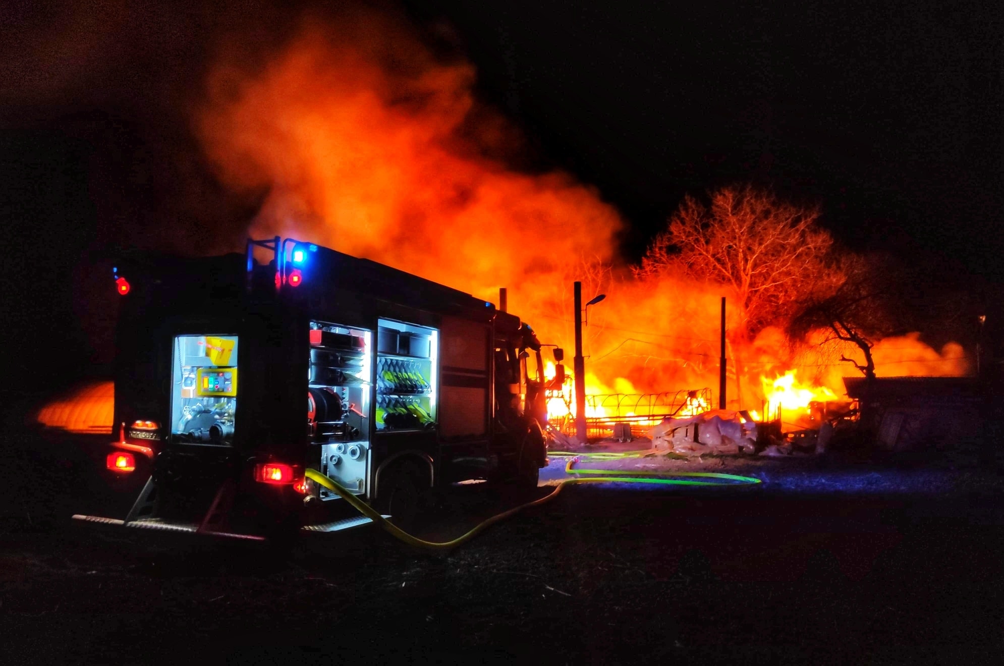 W olbrzymim pożarze spłonęły szklarnie i gospodarstwo [FOTO] - Zdjęcie główne