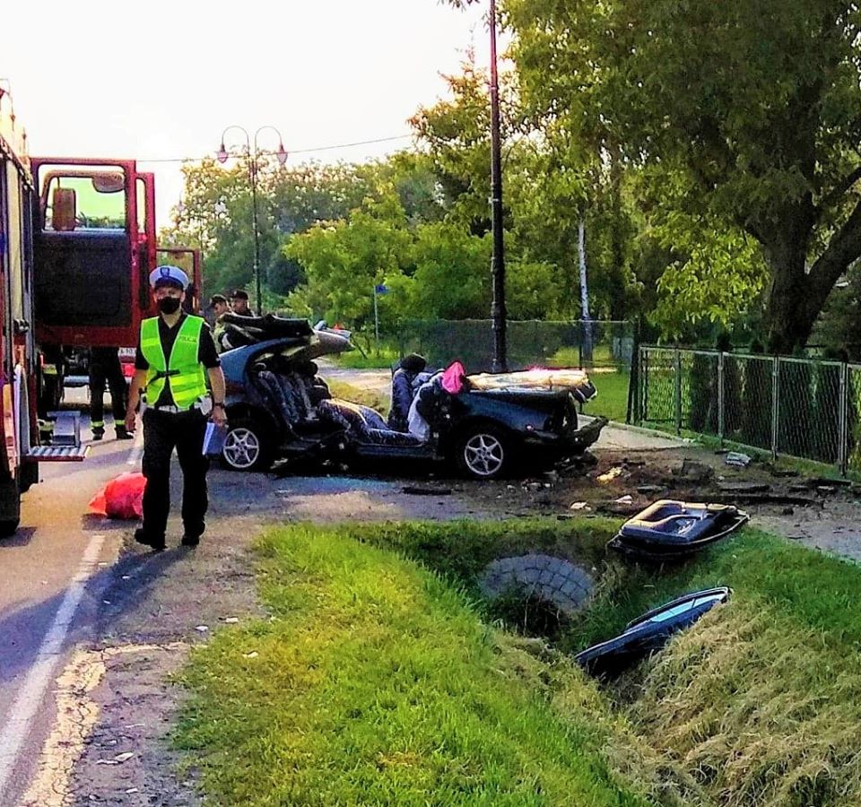 Samochód wypadł z drogi i rozbił się doszczętnie. Pasażerowie uwięzieni [FOTO] - Zdjęcie główne