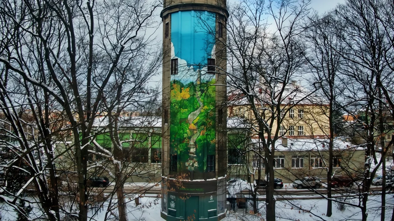 Tak prezentuje się efektowny ekomural na wieży ciśnień w Sandomierzu [ZDJĘCIA, WIDEO] - Zdjęcie główne