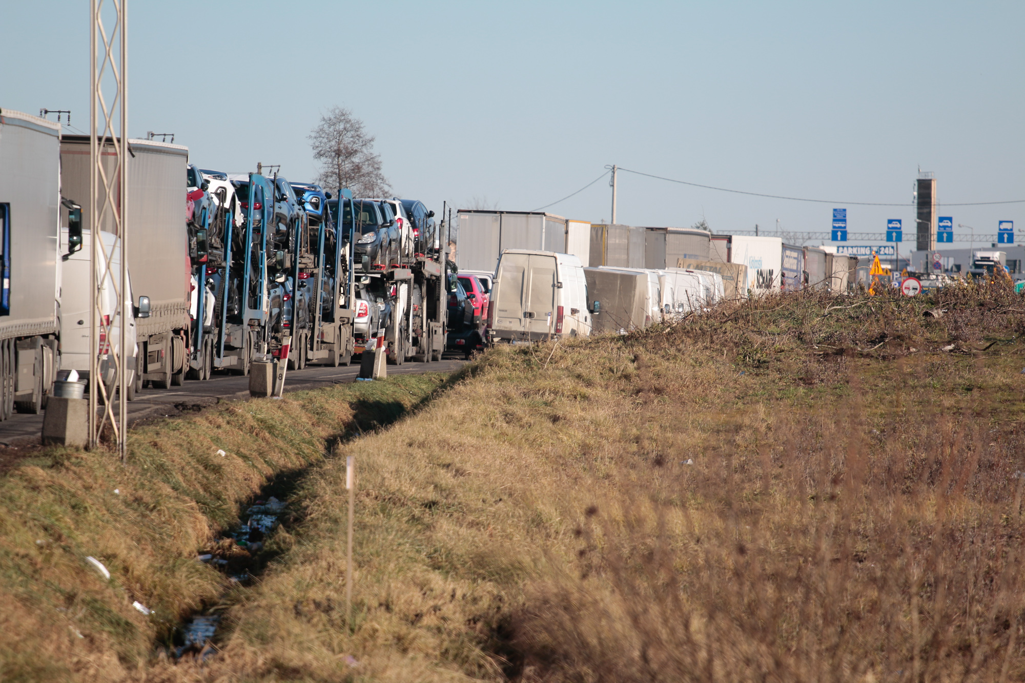 Sznur samochodów czekających na odprawę liczy kilka kilometrów
