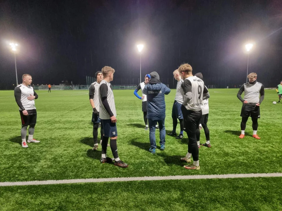 Skandaliczna sytuacja podczas sparingu Strugu Tyczyn z Błękitnymi Ropczyce. Grający trener brutalnie zaatakował nastoletniego piłkarza! - Zdjęcie główne