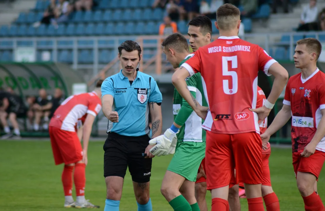 W trakcie meczu piłkarze Wisły Sandomierz mieli sporo pretensji do arbitra.