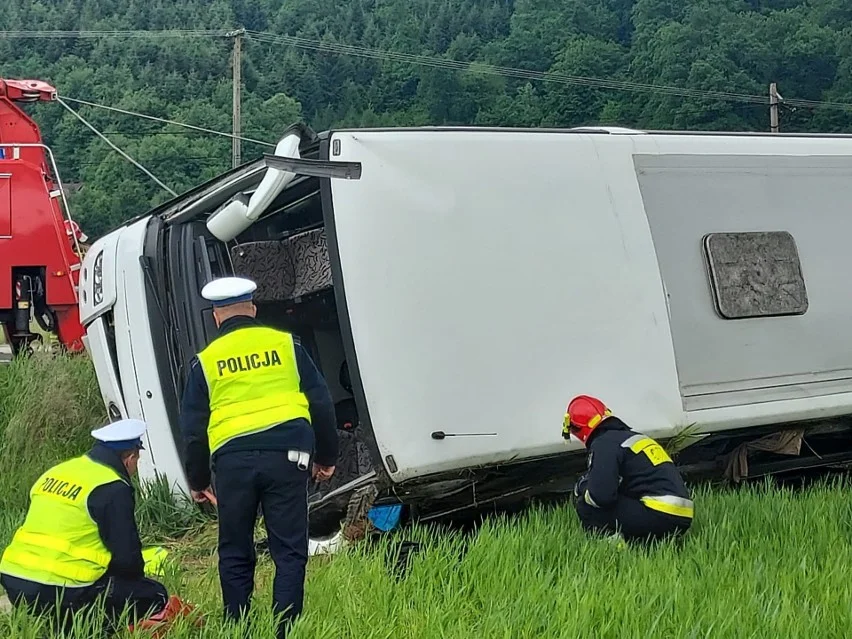 Szkolna wycieczka z Rzeszowa zakończona wypadkiem! Autobus wypadł z drogi. Są ranni [ZDJĘCIA, AKTUALIZACJA] - Zdjęcie główne