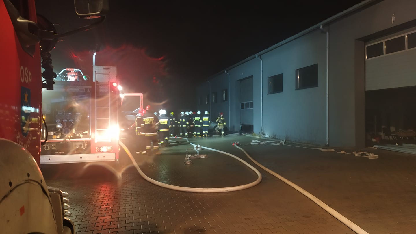 Wybuchł pożar w hali produkcyjnej - Zdjęcie główne