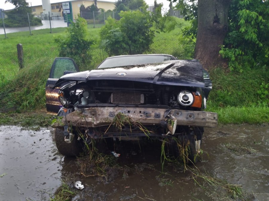 BMW wpadło do rowu przy wyprzedzaniu. Auto kompletnie