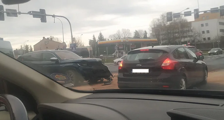 Wypadek w Rzeszowie. Na skrzyżowaniu al. Wyzwolenia z ul. Lubelską zderzyły się dwa samochody [ZDJĘCIA] - Zdjęcie główne