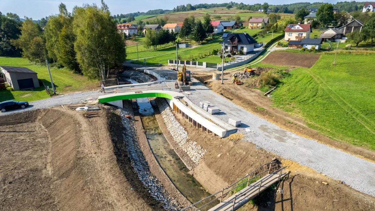 Trwa budowa nowego mostu w gminie Ropczyce. Ten teren stawał się miejscem podtopień [ZDJĘCIA] - Zdjęcie główne