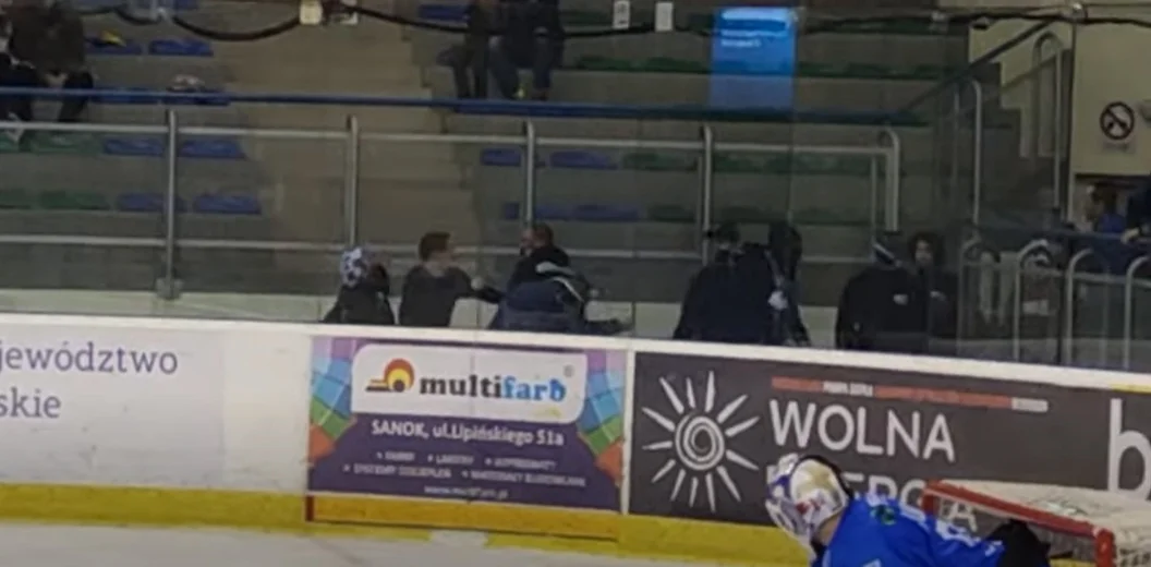 Rozróby na trybunach podczas meczu hokeja STS Sanok - Unia Oświęcim. Zobacz nagranie [WIDEO] - Zdjęcie główne