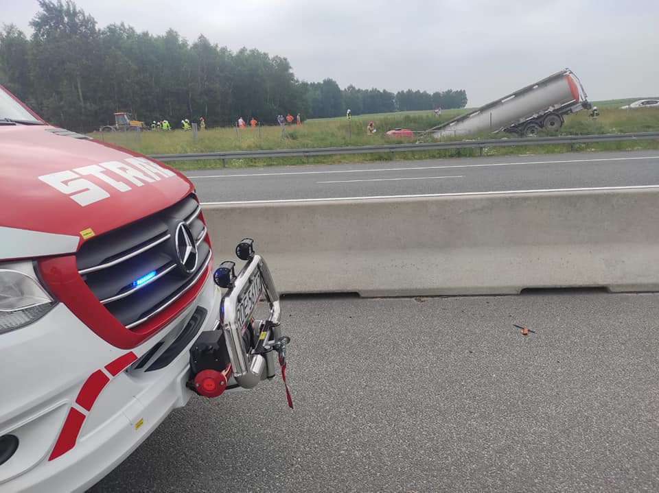 Cysterna przerwała bariery na A4.