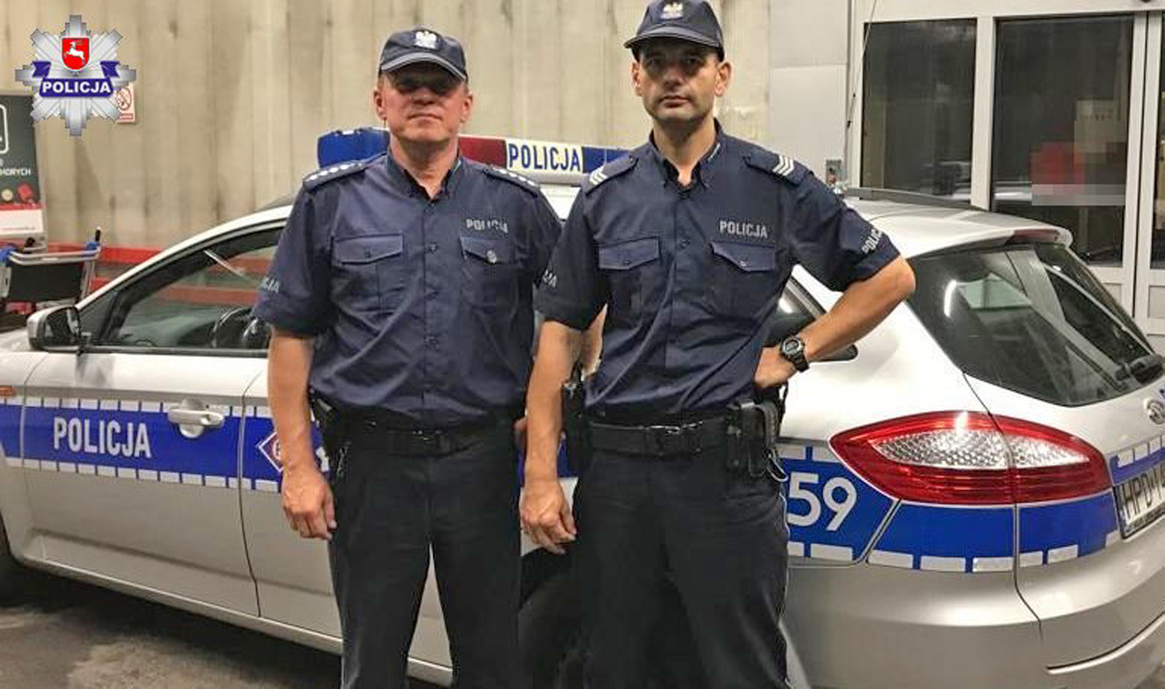 Policjanci pilotowali samochód z rodzącą kobietę  - Zdjęcie główne
