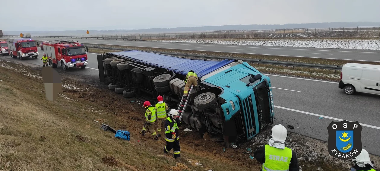 Wywrócona ciężarówka na autostradzie A4 koło Dębicy! [MAPA, ZDJĘCIA] - Zdjęcie główne